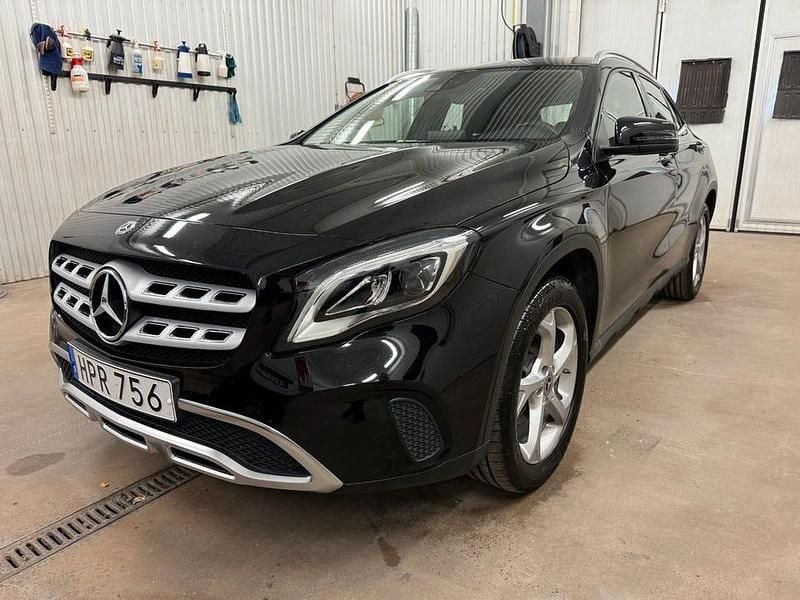 Svart Begagnad 2018 Mercedes GLA200 Urban SUV | 229 500 kr (Marknadspris) - Bild 1/4