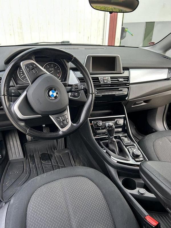 Svart Begagnad 2016 BMW 216 Active Tourer Advantage Minibuss | 88 000 kr - Bild 1/4