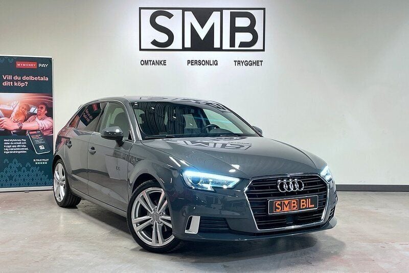 Grå Begagnad 2020 Audi A3 Sportback Comfort Halvkombi | 209 900 kr (Marknadspris) - Bild 1/4