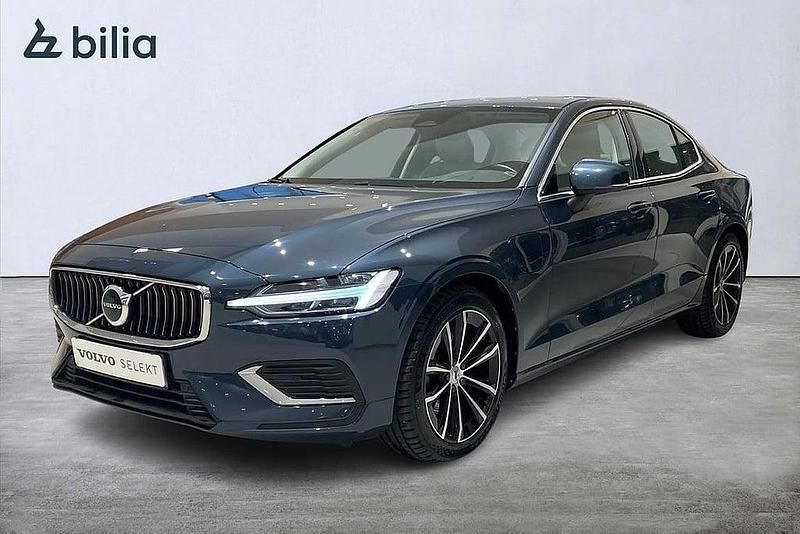 Mörkblå Begagnad 2022 Volvo S60 Plus Sedan | 369 900 kr (Superpris) - Bild 1/3