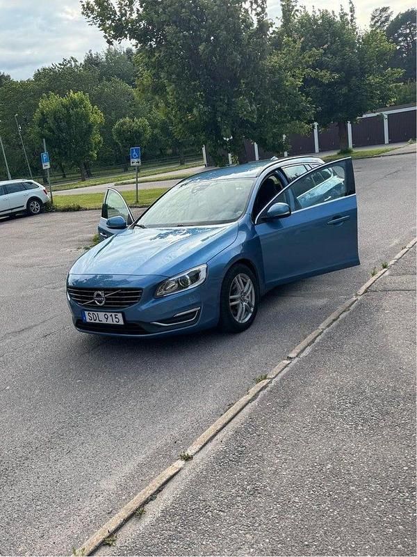 Begagnad 2015 Volvo V60 Momentum Kombi | 130 000 kr - Bild 1/4