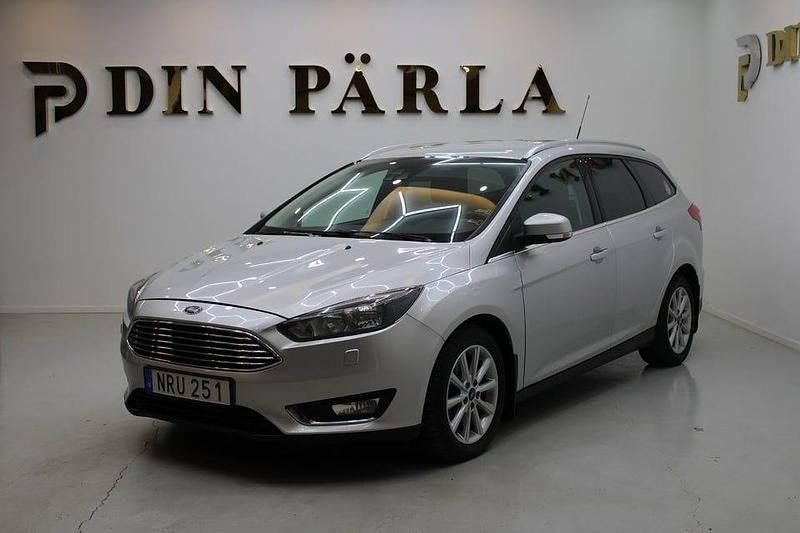 Grå Begagnad 2015 Ford Focus Titanium Kombi | 64 900 kr (Marknadspris) - Bild 1/4