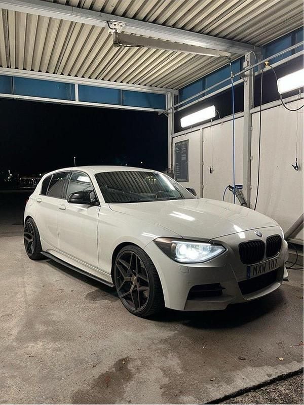 Vit Begagnad 2013 BMW M135 Halvkombi | 220 000 kr (Marknadspris) - Bild 1/4