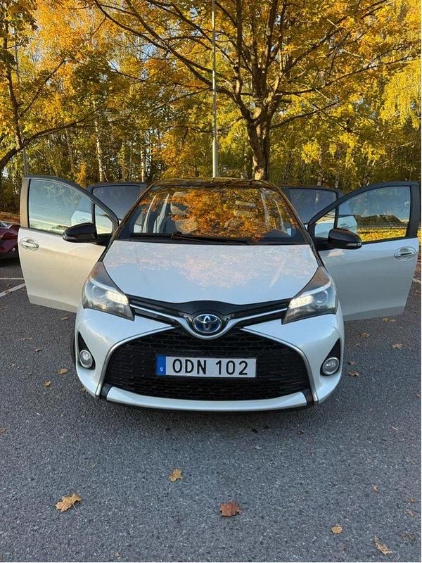 Vit Begagnad 2016 Toyota Yaris Hybrid Active Halvkombi | 89 000 kr (Lite dyr) - Bild 1/4