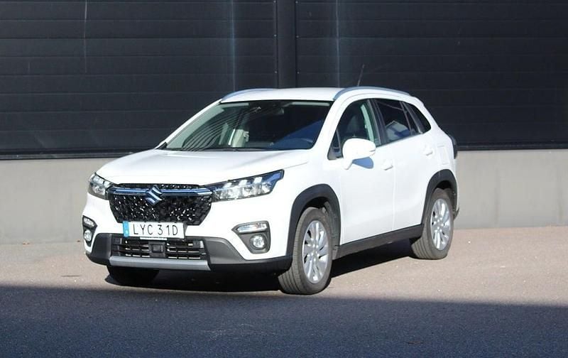Vit Begagnad 2022 Suzuki SX4 S-Cross Kombi | 239 500 kr (Marknadspris) - Bild 1/4