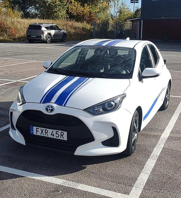 Vit Begagnad 2020 Toyota Yaris Hybrid Active Halvkombi | 160 000 kr (Marknadspris) - Bild 1/4