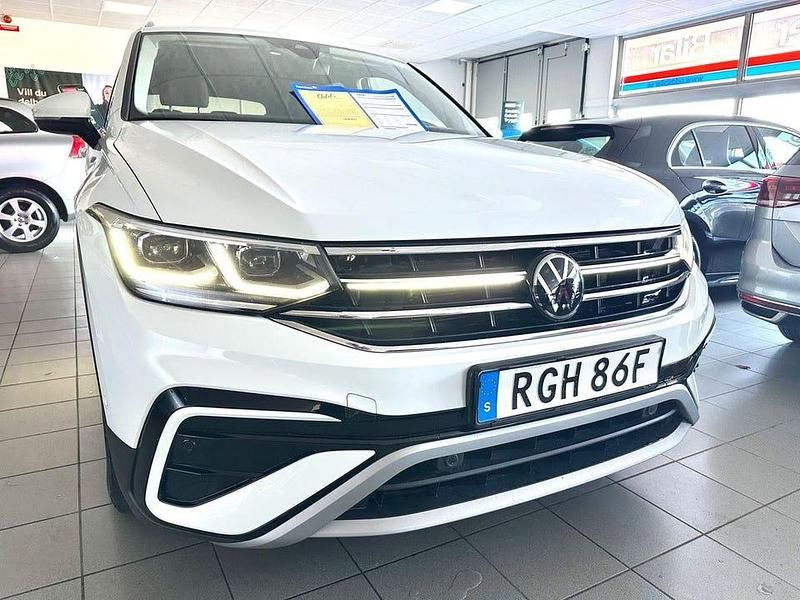 Vit Begagnad 2022 VW Tiguan Allspace Elegance SUV | 384 500 kr (Marknadspris) - Bild 1/4
