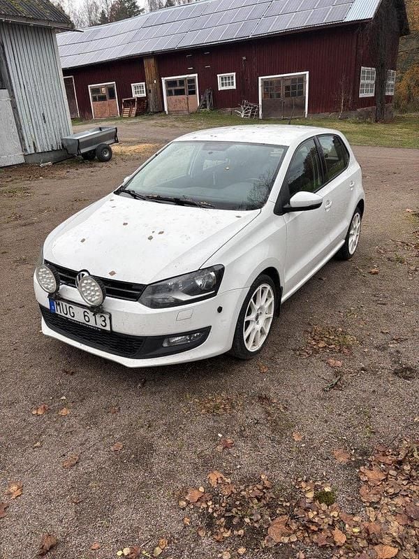 Vit Begagnad 2012 VW Polo Halvkombi | 40 000 kr (Bra pris) - Bild 1/4