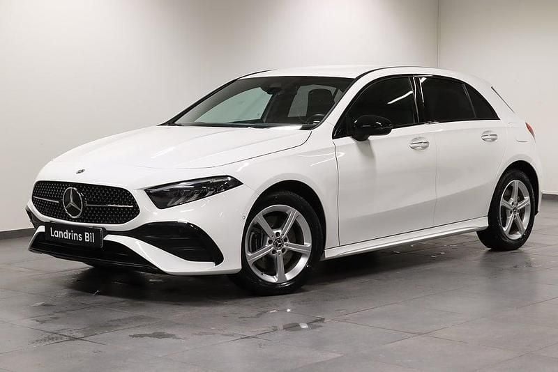 Vit Begagnad 2023 Mercedes A250 AMG Halvkombi | 359 000 kr (Marknadspris) - Bild 1/4