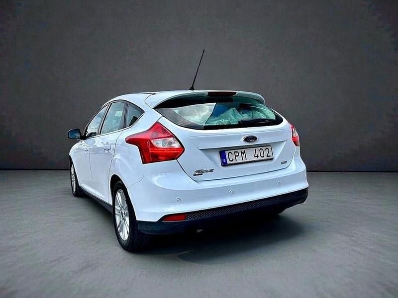 Begagnad Ford Focus Titanium 101 HK (74 kW) 2013 Vit Halvkombi
