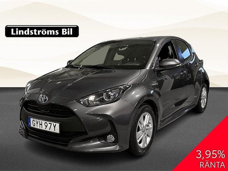 Begagnad Toyota Yaris Hybrid Active 92 HK (67 kW) 2021 Mörkgrå Halvkombi