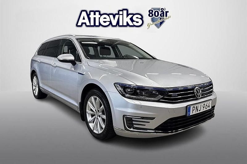 Silver Begagnad 2016 VW Passat Executive Kombi | 159 900 kr (Bra pris) - Bild 1/4