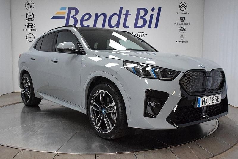 Grå Begagnad 2023 BMW iX2 M Sport SUV | 539 500 kr (Superpris) - Bild 1/4