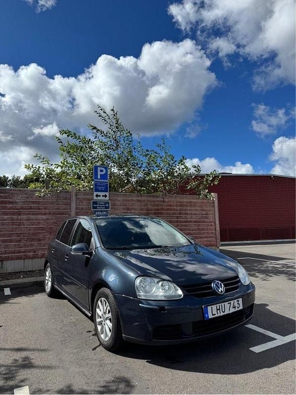 Blå Begagnad 2007 VW Golf V Trendline Halvkombi | 30 000 kr (Marknadspris) - Bild 1/4