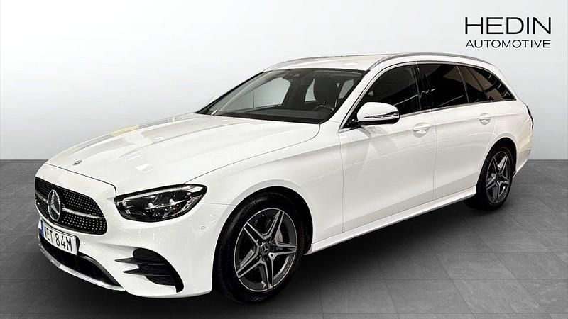 Vit (white) Begagnad 2023 Mercedes E220 AMG line Kombi | 419 900 kr (Marknadspris) - Bild 1/4
