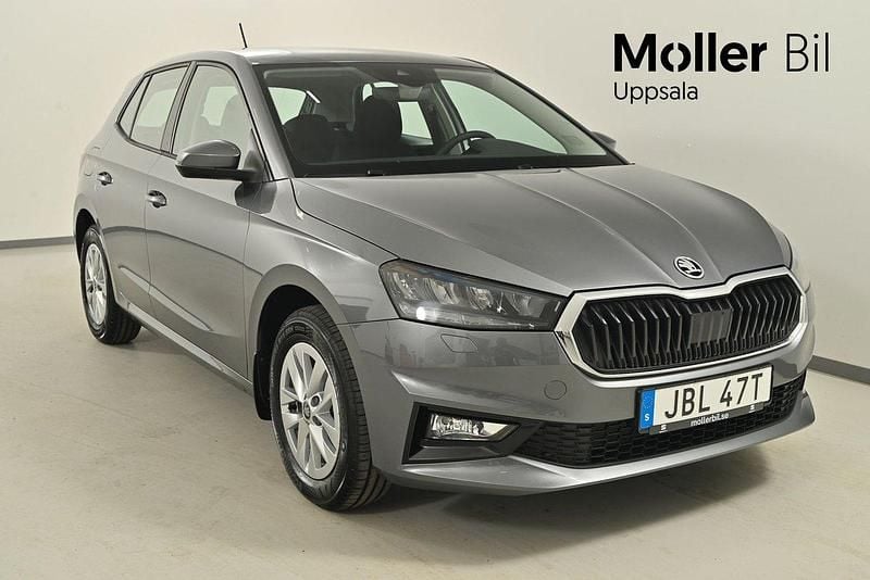 Grå (graphite grey metallic) Ny 2025 Skoda Fabia Selection Halvkombi | 260 300 kr (Marknadspris) - Bild 1/4