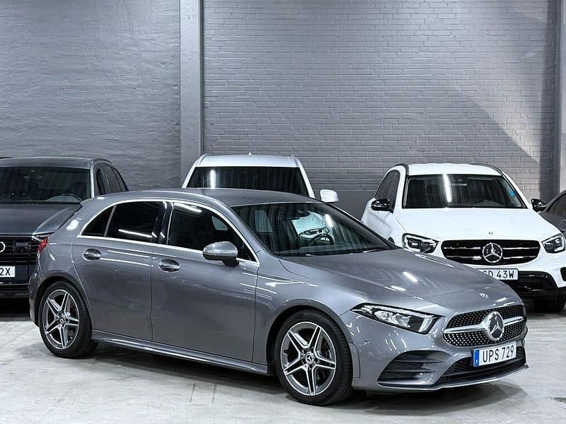Mörkgrå (grå) Begagnad 2018 Mercedes A200 AMG Halvkombi | 219 900 kr (Marknadspris) - Bild 1/4