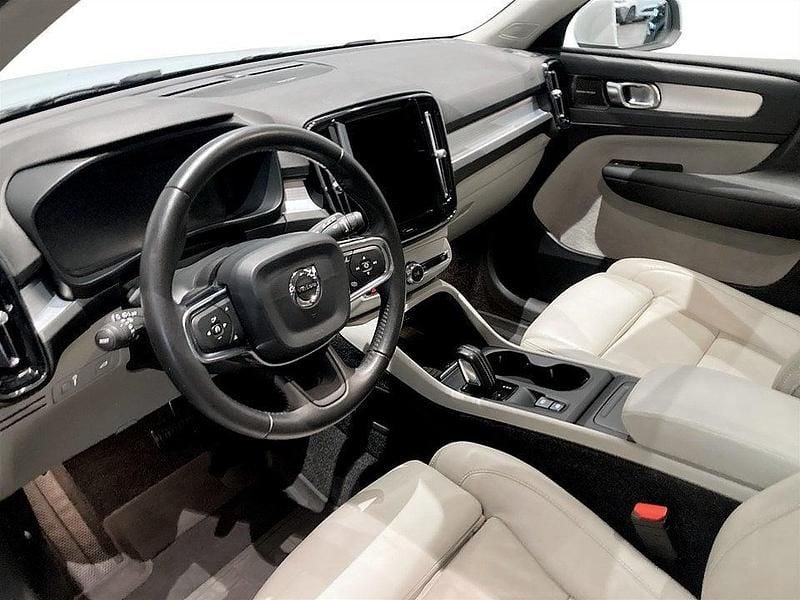 Begagnad Volvo XC40 Momentum 250 HK (183 kW) 2017 Ljusblå SUV