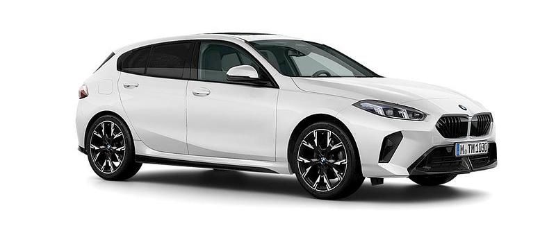 Vit Ny 2025 BMW 120 Comfort Edition Halvkombi | 492 400 kr - Bild 1/3