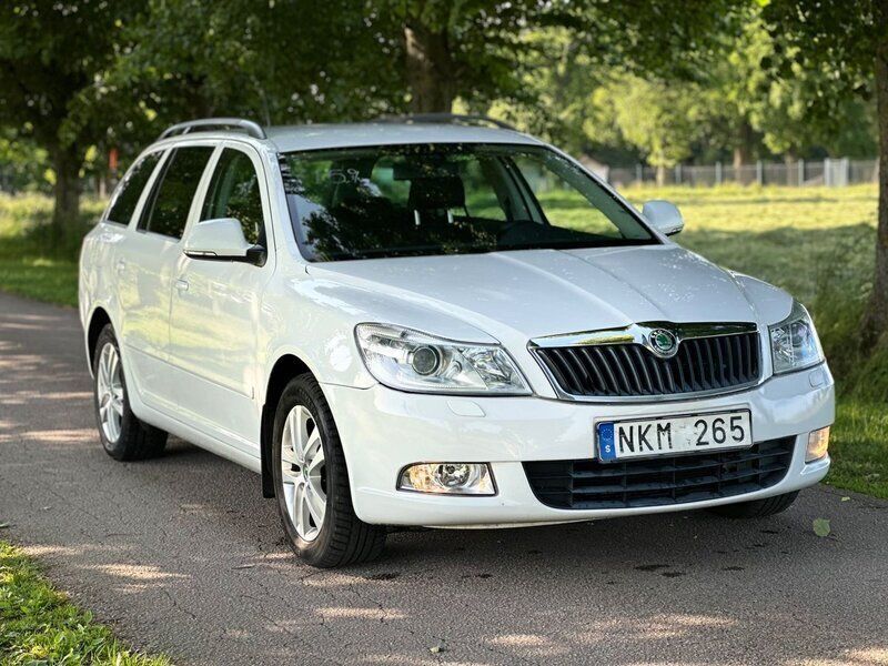 Vit Begagnad 2012 Skoda Octavia Elegance Kombi | 47 500 kr (Marknadspris) - Bild 1/4