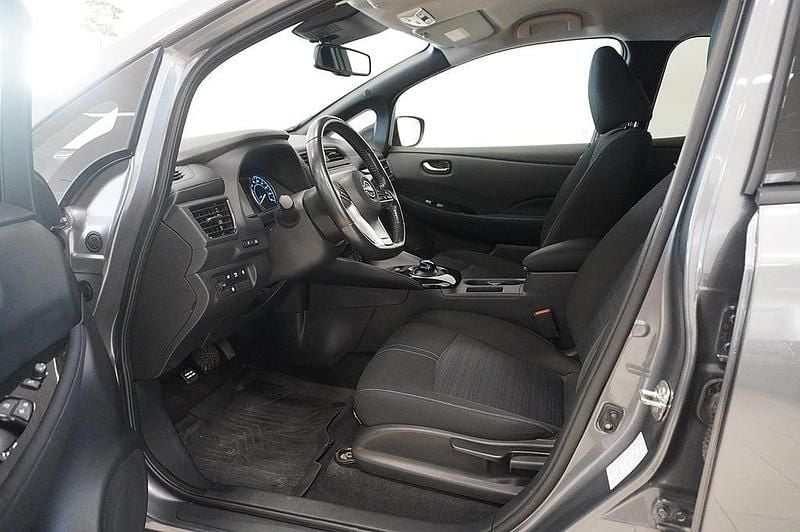 Begagnad Nissan Leaf N-Connecta 110 kW (150 HK) 2022 Grå Halvkombi
