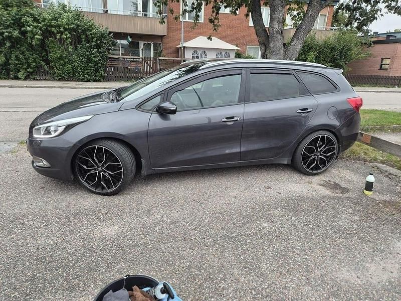 Grå Begagnad 2015 Kia Ceed Sportswagon Comfort Kombi | 105 000 kr (Marknadspris) - Bild 1/3
