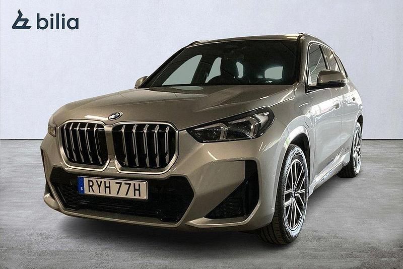 Grå Begagnad 2025 BMW X1 M Sport SUV | 599 000 kr (Dyr) - Bild 1/4
