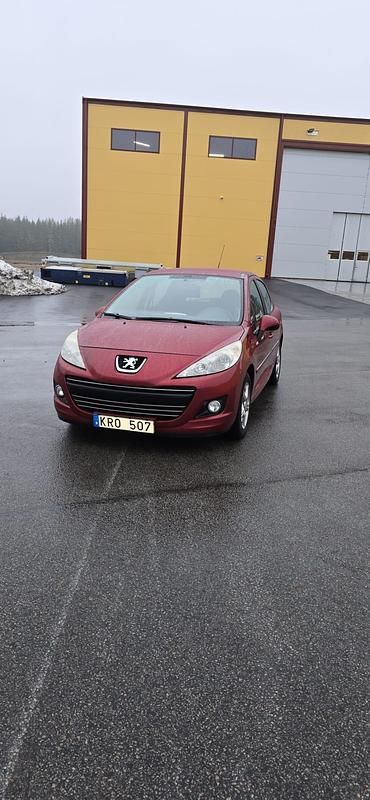 Mörkröd Begagnad 2010 Peugeot 207 Halvkombi | 49 000 kr (Lite dyr) - Bild 1/4
