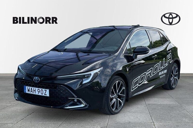 Svart Begagnad 2023 Toyota Corolla Hybrid Executive Halvkombi | 299 900 kr (Marknadspris) - Bild 1/4