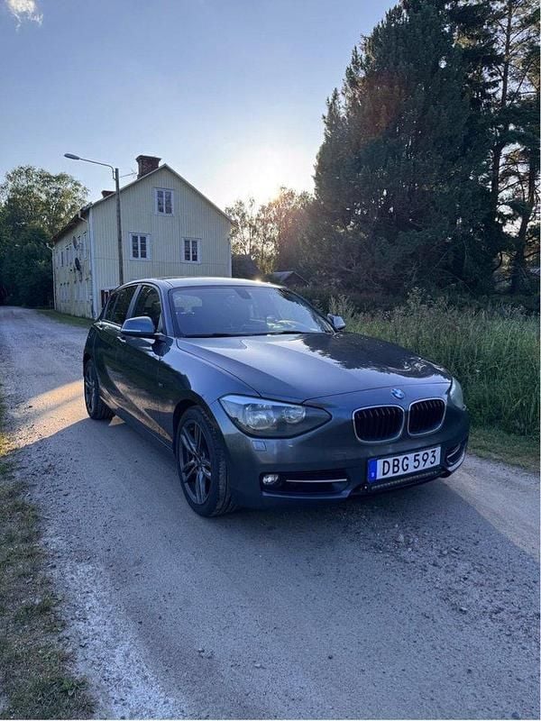 Grå Begagnad 2013 BMW 118 Sport Line Halvkombi | 85 000 kr (Marknadspris) - Bild 1/4