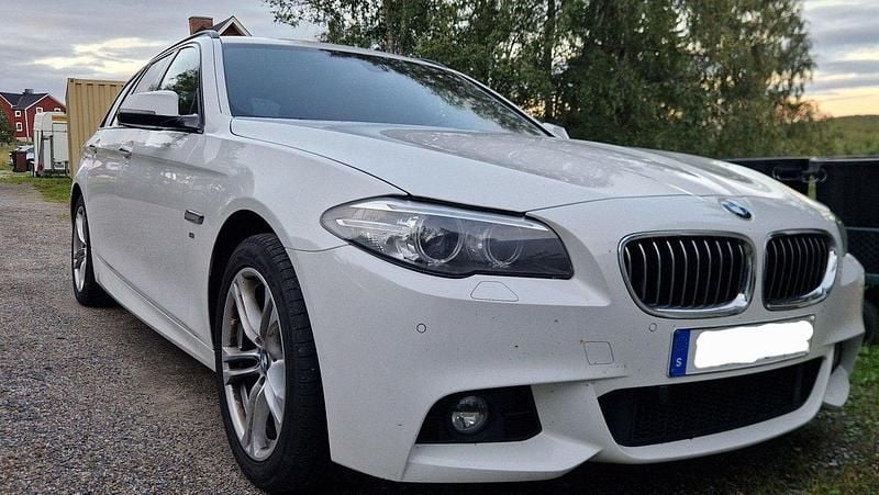 Vit Begagnad 2017 BMW 520 M Sport Kombi | 195 000 kr (Superpris) - Bild 1/4