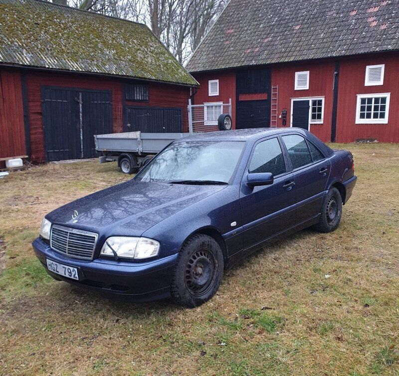 Blå Begagnad 2000 Mercedes C180 Sedan | 39 000 kr - Bild 1/3