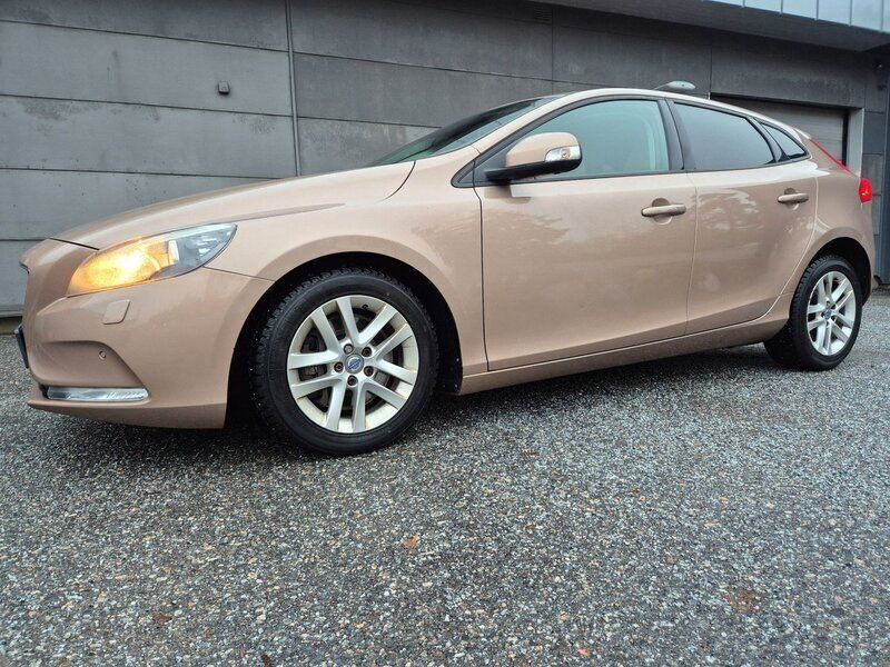 Ljusbrun Begagnad 2016 Volvo V40 Kombi | 149 900 kr (Marknadspris) - Bild 1/4