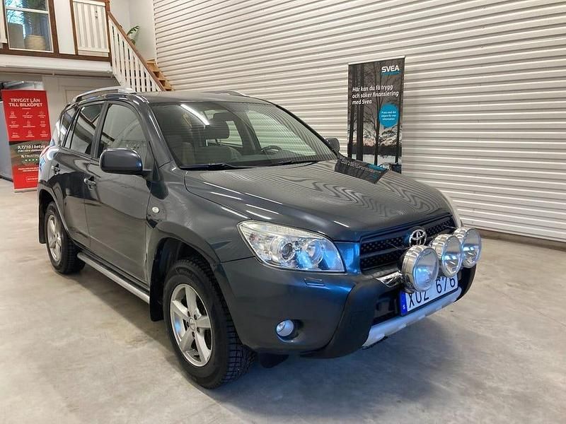 Grå Begagnad 2007 Toyota RAV4 SUV | 84 900 kr (Marknadspris) - Bild 1/4