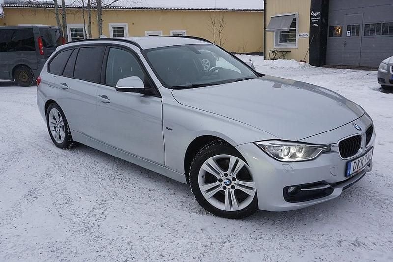 Silver Begagnad 2014 BMW 320 Sport Line Kombi | 149 900 kr (Marknadspris) - Bild 1/4