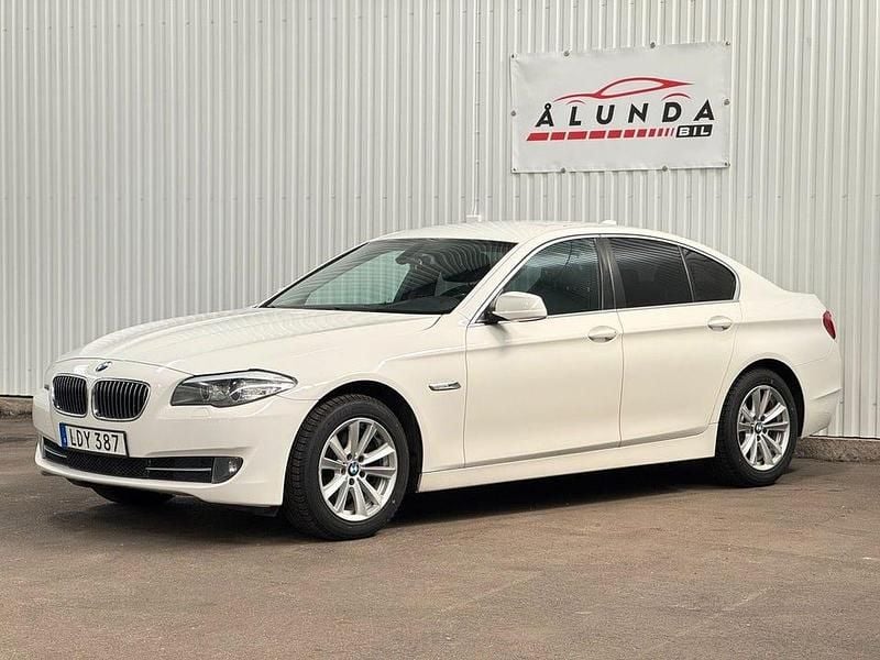 Vit Begagnad 2010 BMW 520 Sedan | 109 900 kr (Marknadspris) - Bild 1/4