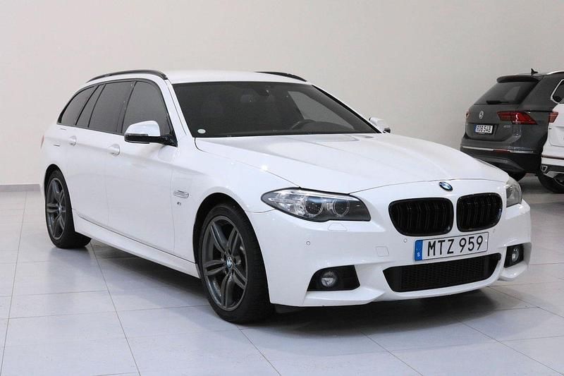 Vit Begagnad 2015 BMW 520 M Sport Kombi | 199 900 kr (Dyr) - Bild 1/4