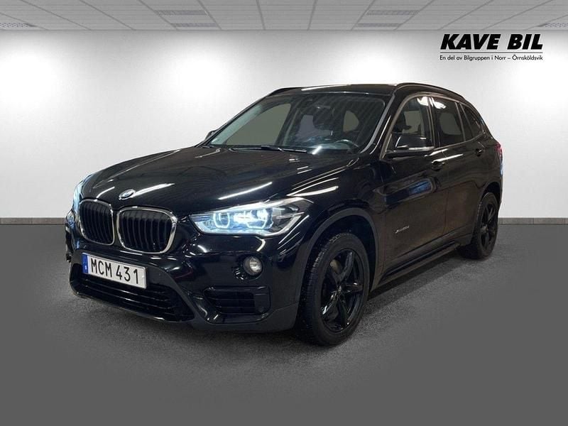 Svart Begagnad 2015 BMW X1 Sport Line SUV | 209 900 kr (Bra pris) - Bild 1/4