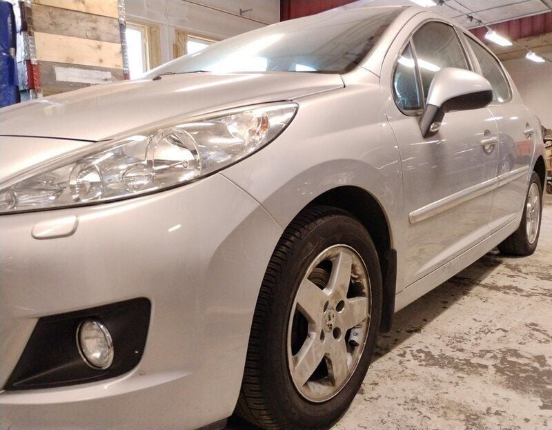 Grå Begagnad 2011 Peugeot 207 Halvkombi | 21 000 kr (Superpris) - Bild 1/4
