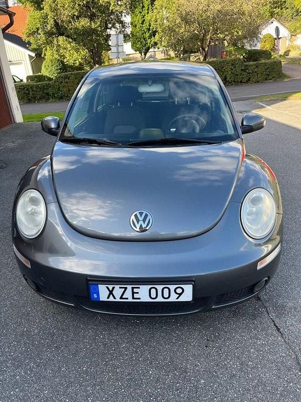 Mörkgrå Begagnad 2006 VW Beetle Highline Halvkombi | 49 900 kr (Marknadspris) - Bild 1/4