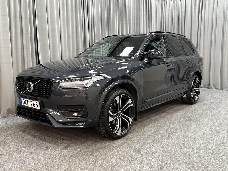 Grå Begagnad 2021 Volvo XC90 R-Design Pro SUV | 479 900 kr (Marknadspris) - Bild 1/4