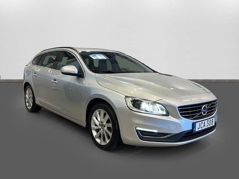 Begagnad Volvo V60 Momentum 190 HK (139 kW) 2015 Silver Kombi