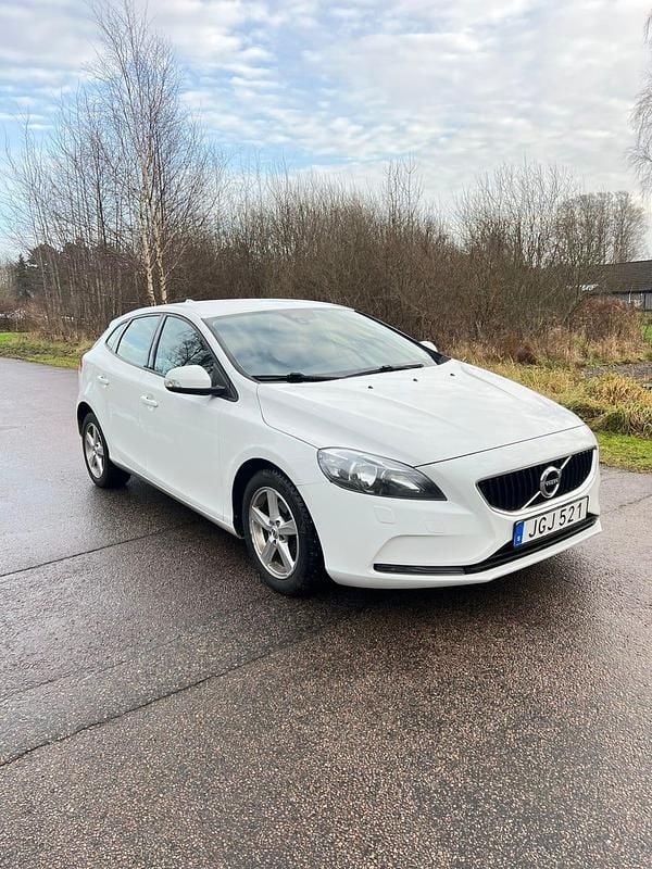 Begagnad 2017 Volvo V40 Halvkombi | 132 000 kr (Bra pris) - Bild 1/4