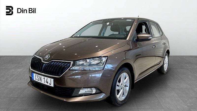 Brun (maple brown metallic) Begagnad 2019 Skoda Fabia Style Halvkombi | 129 000 kr (Marknadspris) - Bild 1/4