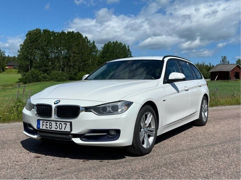 Vit Begagnad 2014 BMW 320 Sport Line Kombi | 79 000 kr (Bra pris) - Bild 1/4