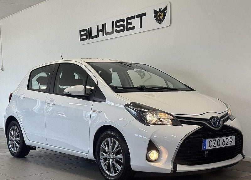 Vit Begagnad 2015 Toyota Yaris Hybrid Active Halvkombi | 79 900 kr (Lite dyr) - Bild 1/4