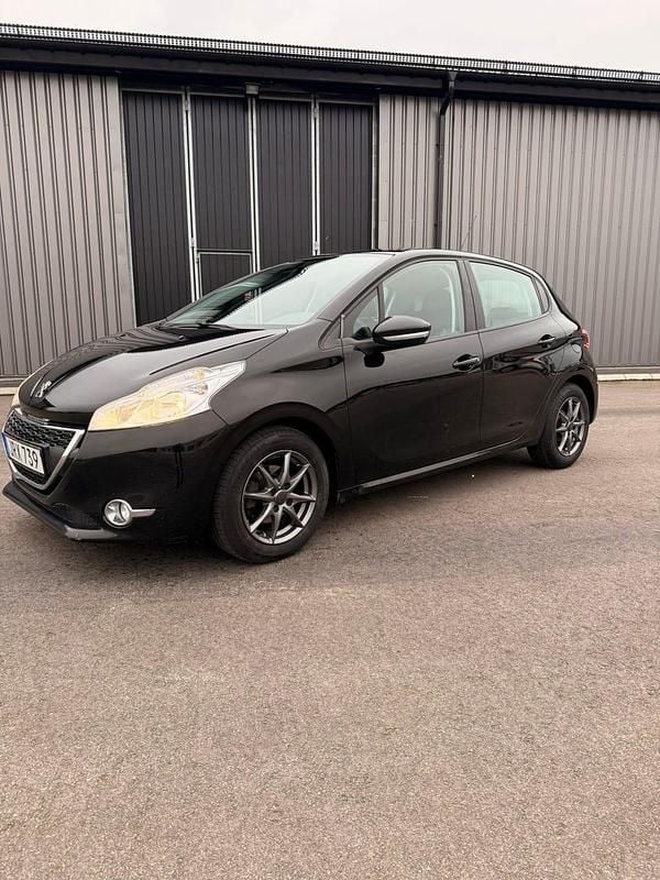 Svart Begagnad 2015 Peugeot 208 Halvkombi | 39 000 kr (Bra pris) - Bild 1/4
