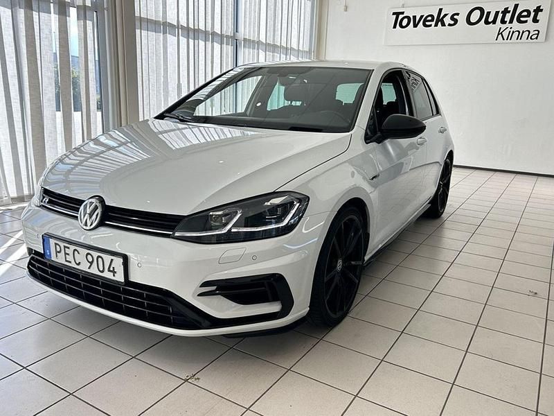 Vit Begagnad 2018 VW Golf VII R Halvkombi | 289 900 kr (Dyr) - Bild 1/4