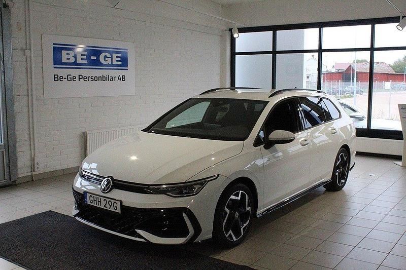 Vit Begagnad 2024 VW Golf VIII R-line Kombi | 310 000 kr (Marknadspris) - Bild 1/4