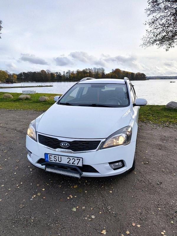 Vit Begagnad 2011 Kia Ceed Sportswagon Kombi | 31 999 kr (Bra pris) - Bild 1/4